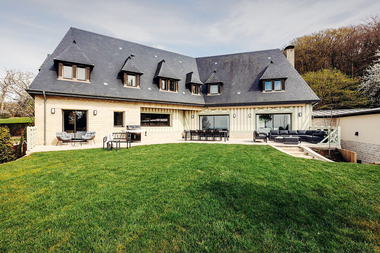 La villa Holisty à Villerville, façade à colombages et pelouse du parc, côté jardin