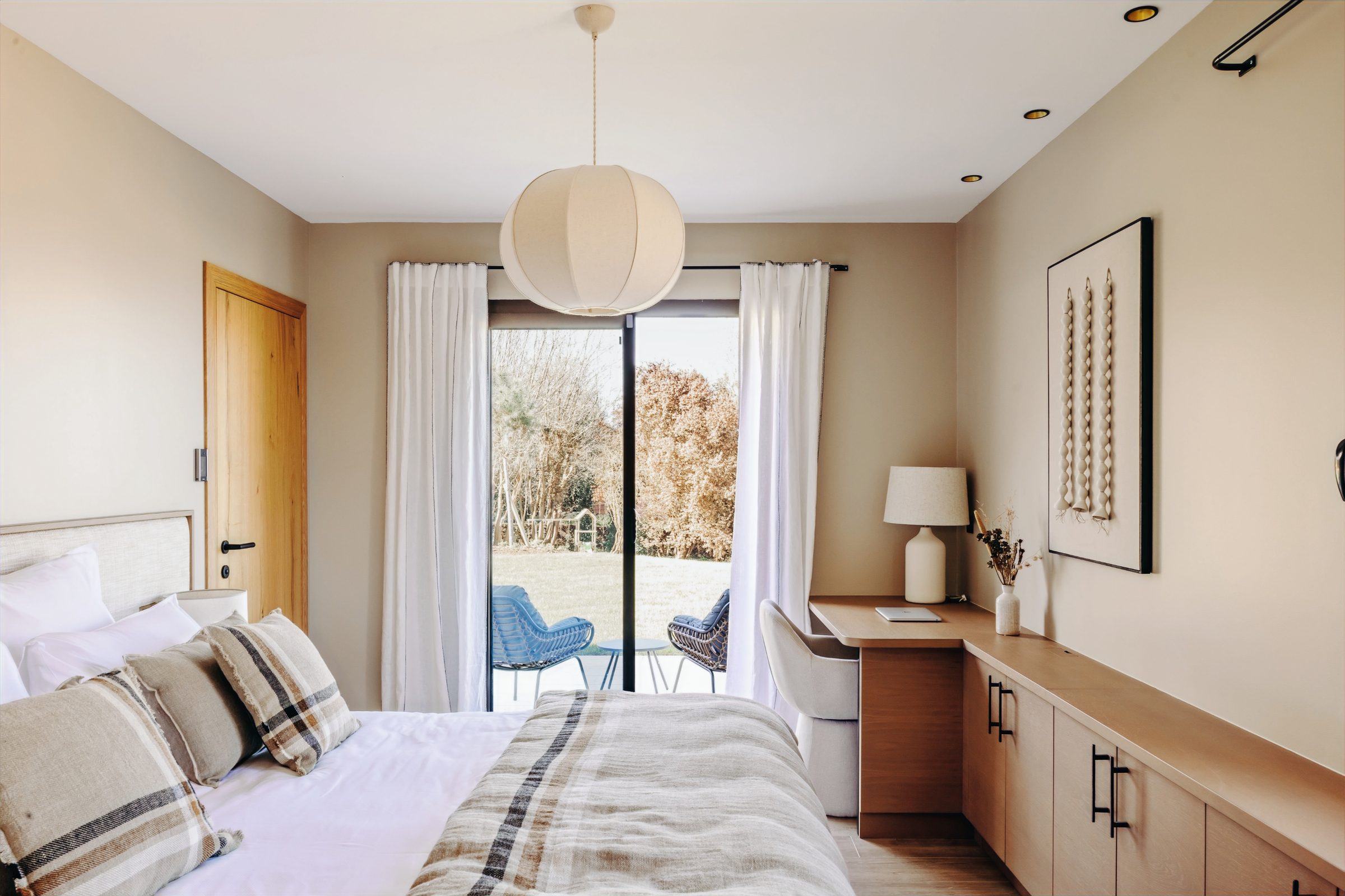 Suite 1 de la villa Holisty, au rez-de-chaussée, lit king size ouvert sur le jardin