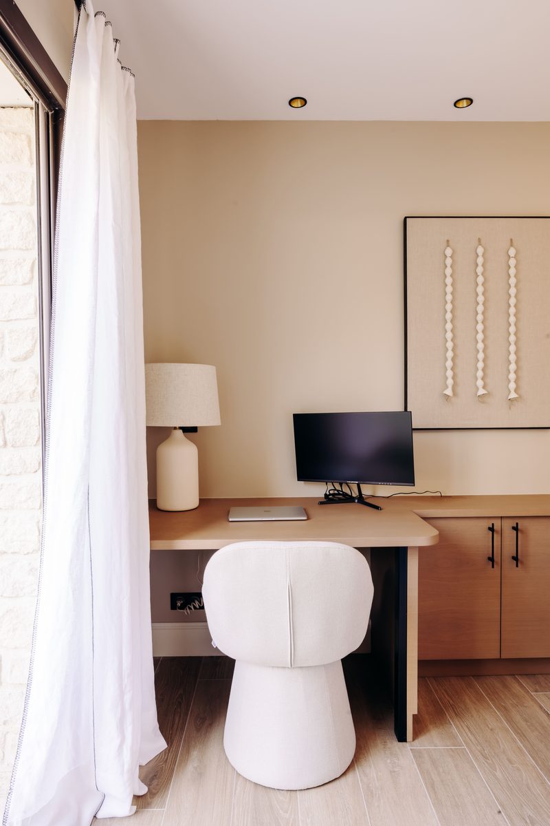 Le bureau de la suite 1, face à la fenêtre