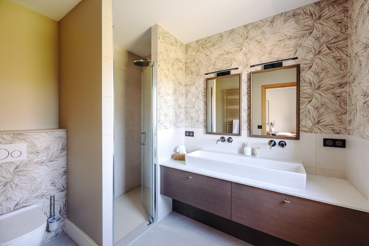 Suite 1's bathroom: basin, mirror and shower