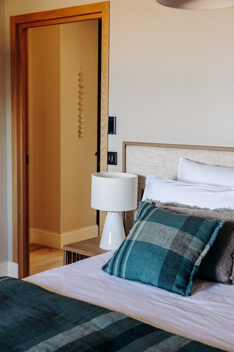 Détail de la literie de la suite 2 : coussins et plaid