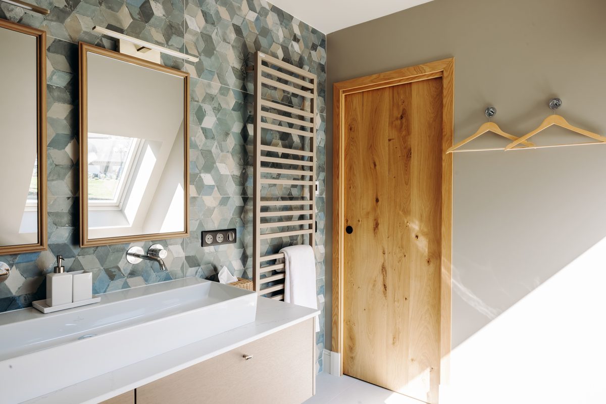 Suite 3's shower room: shower and basin