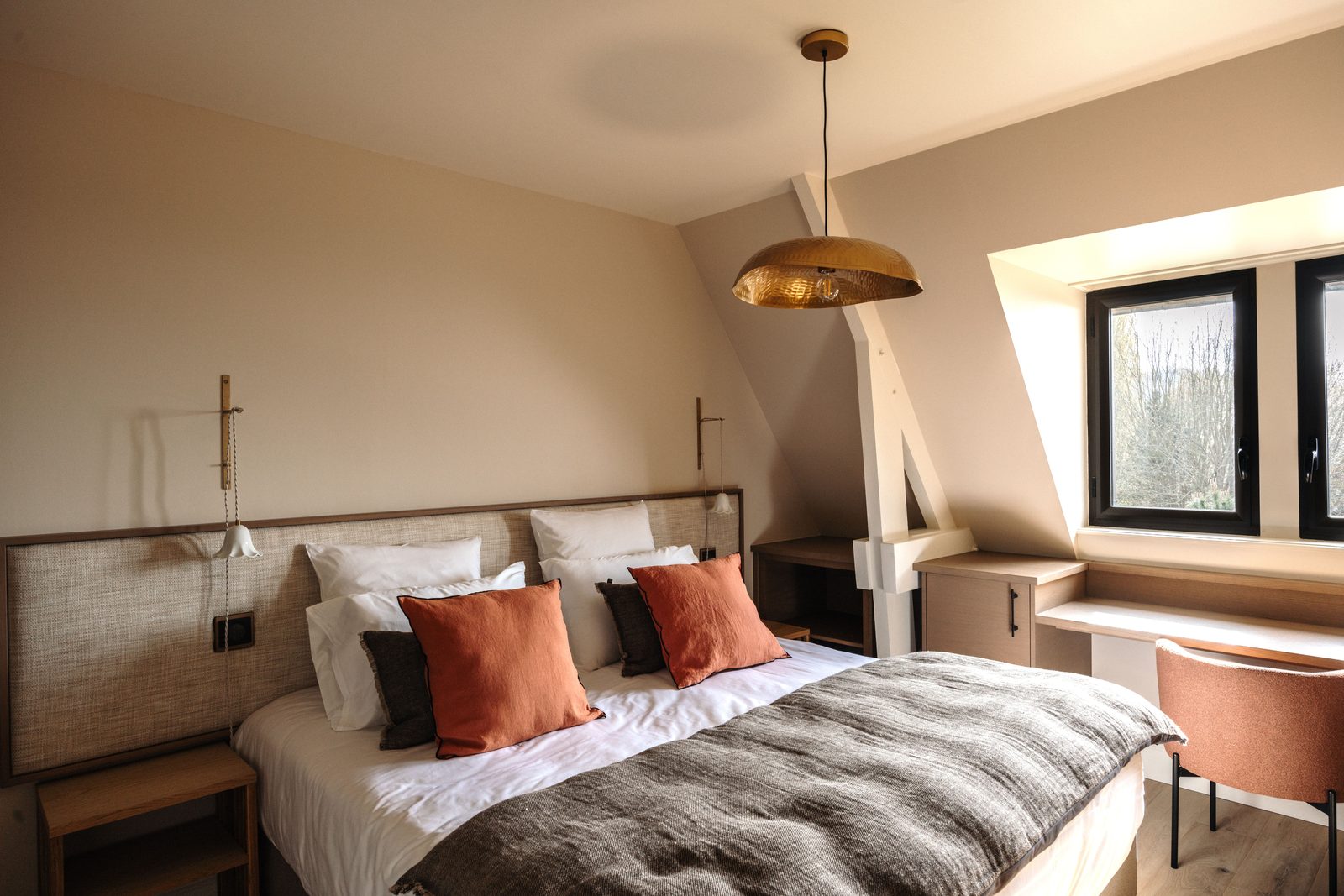 Suite 4 de la villa Holisty, au premier étage, ses couleurs chaudes sous les toits