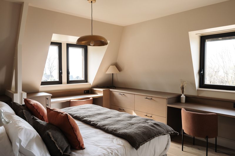 Suite 4, bureau face à la fenêtre