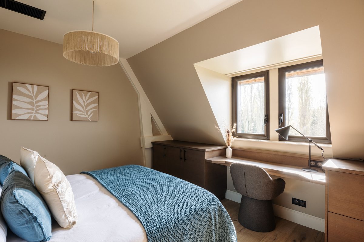 Suite 5 of the Holisty villa, on the first floor, bright desk by the window