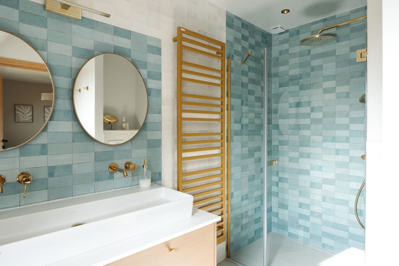 La salle de douche de la suite 5 en zellige bleu