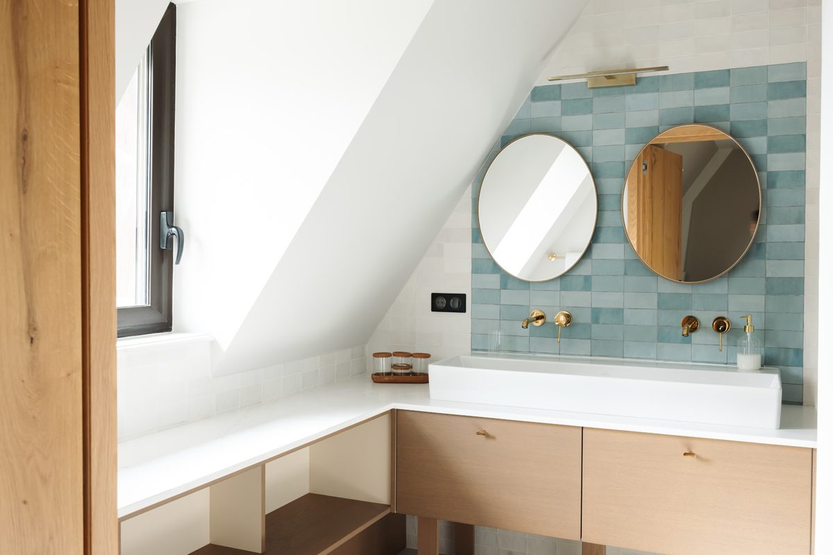 The double basin in suite 5's shower room