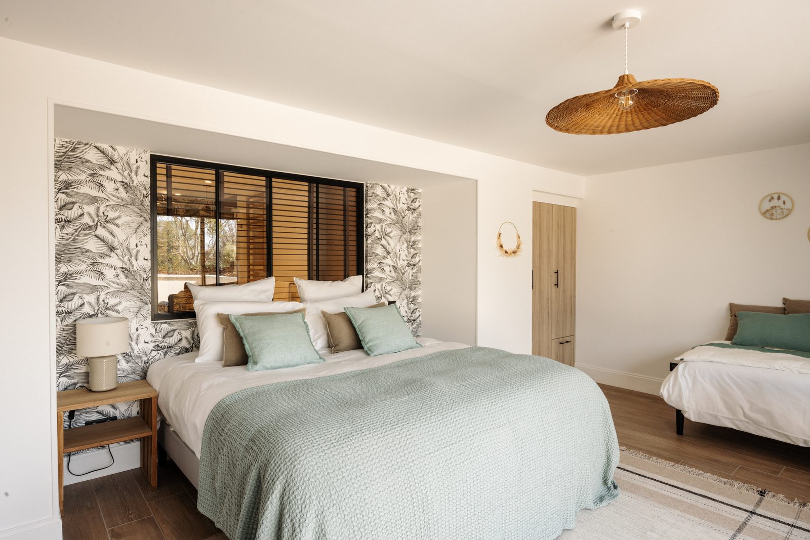 Suite 6 de la villa Holisty, au rez-de-jardin : lit king size et lit d'appoint