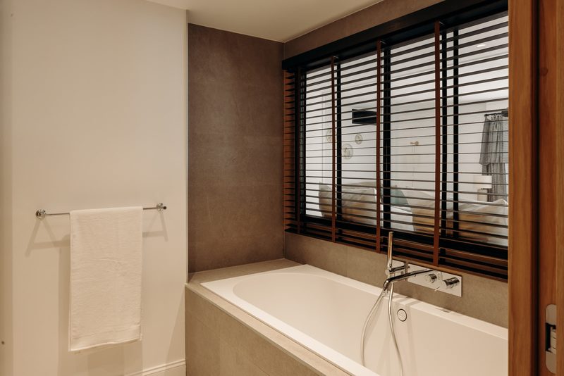 La baignoire de la salle de bains de la suite 6, au rez-de-jardin