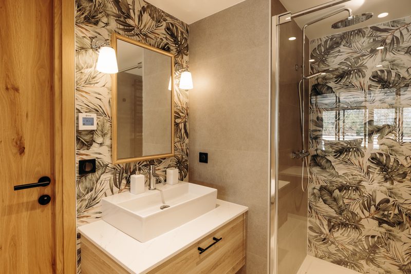 La douche de la salle de bains de la suite 6