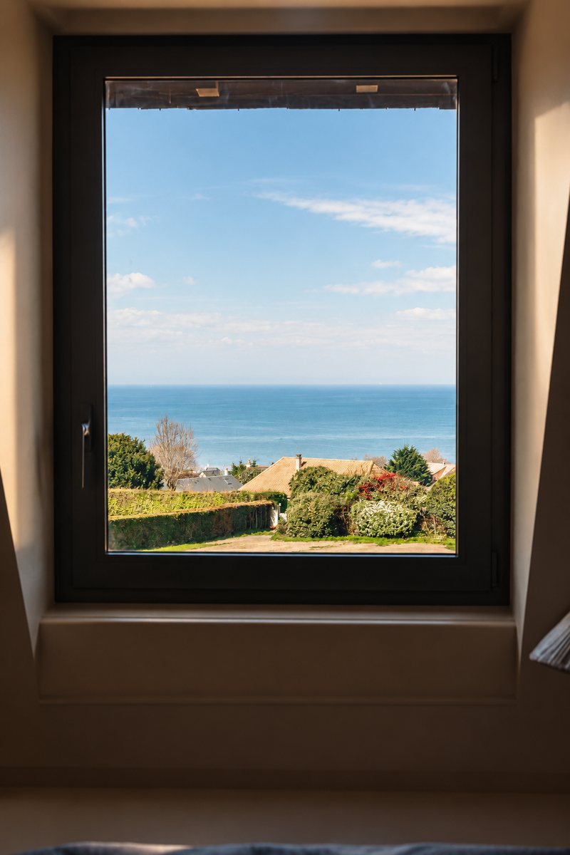 La mer et le ciel normand, vus depuis une fenêtre de la villa Holisty à Villerville
